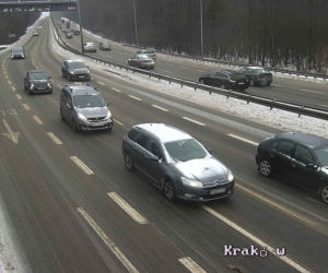 Ciężkie warunki na drogach dojazdowych do Krakowa. Jest bardzo ślisko! Zalega błoto pośniegowe