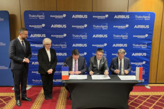 Airbus Defence and Space, Thales Alenia Space i RADMOR łączą siły w celu budowy polskiego satelity wojskowego