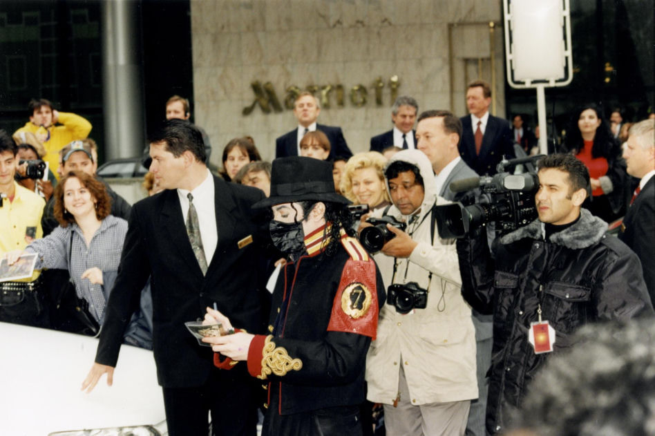 Michael Jackson zmarł 16 lat temu. Gdy odwiedził Polskę, wszyscy wstrzymali oddech. Te zdjęcia zachwycają