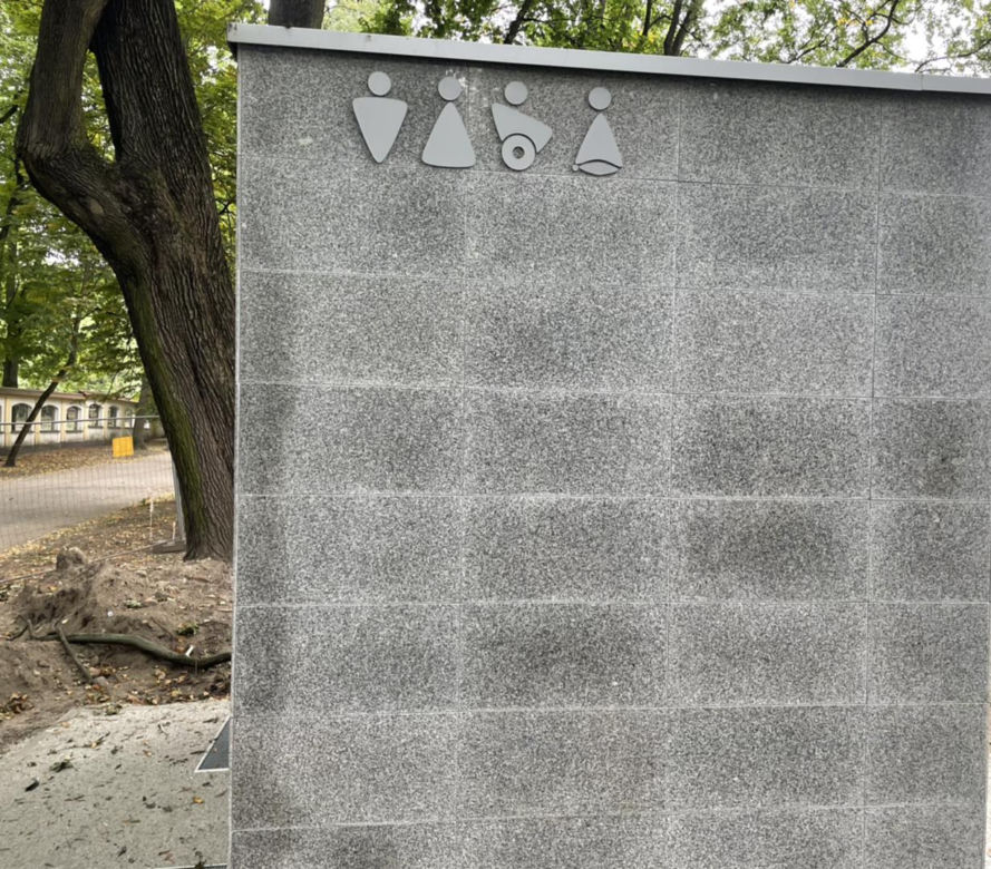 Szalet miejski za 400 tys. zł stanął w centrum Białegostoku. Mieszkańcy zszokowani ceną inwestycji [ZDJĘCIA]
