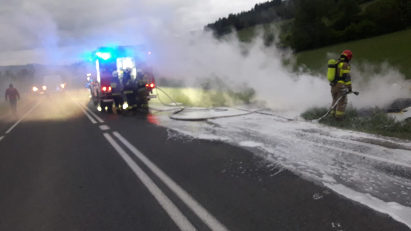 Audi uderzyło w przepust i stanęło w ogniu. Autem podróżowało dwóch 19-latków