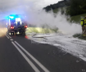 Audi uderzyło w przepust i stanęło w ogniu. Autem podróżowało dwóch 19-latków