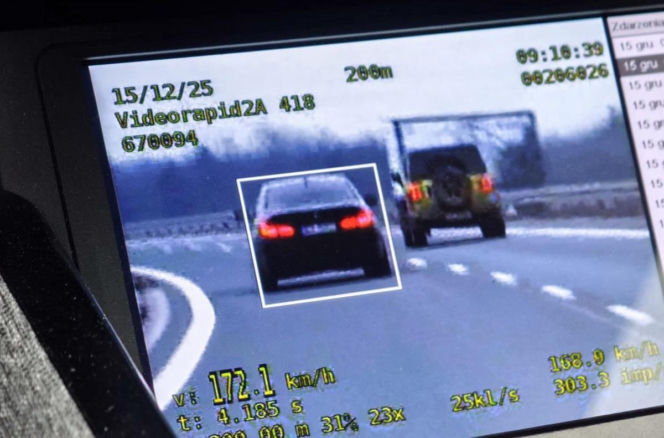 Drogowa patologia ujawniona na S7. Ojciec z zakazem, syn bez uprawnień, auto bez przeglądu!