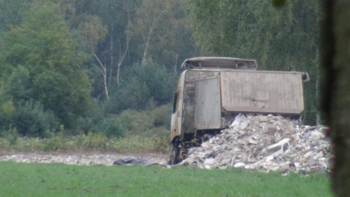 Tragedia w Mostówce. Zwęglone zwłoki mężczyzny przy wywrotce. Zerwała linię energetyczną
