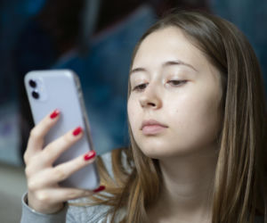 Eksperci alarmują: nastolatki żyją dziś pod nieustanną presją opinii innych