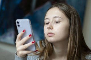 Eksperci alarmują: nastolatki żyją dziś pod nieustanną presją opinii innych