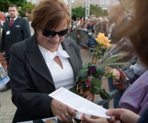 Beata Kempa śpiewa na wiecu PiS w Łomży 