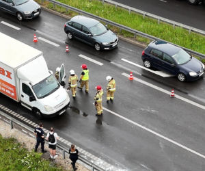 Groźny pożar dostawczaka w Jankach. Bardzo duże utrudnienia w ruchu