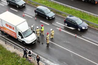 Groźny pożar dostawczaka w Jankach. Bardzo duże utrudnienia w ruchu