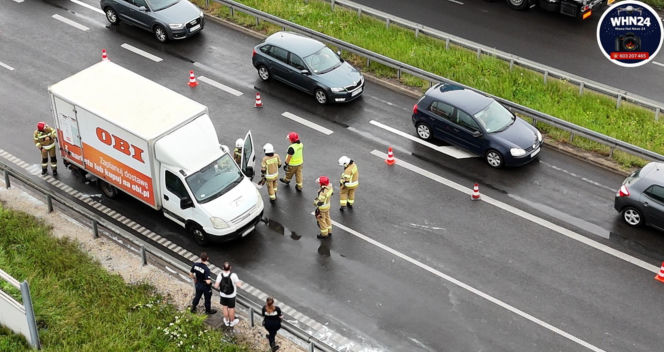Groźny pożar dostawczaka w Jankach. Bardzo duże utrudnienia w ruchu