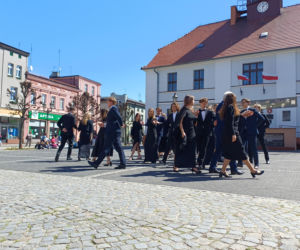 Polonez maturzystów z I LO na rynku w Ostrzeszowie