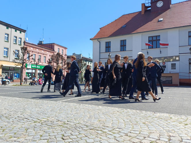 Polonez maturzystów z I LO na rynku w Ostrzeszowie