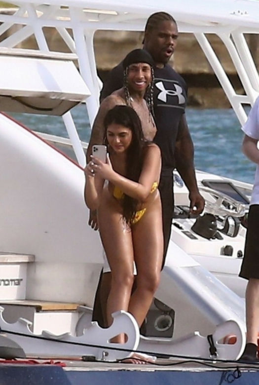 Tyga z dziewczyną na jachcie