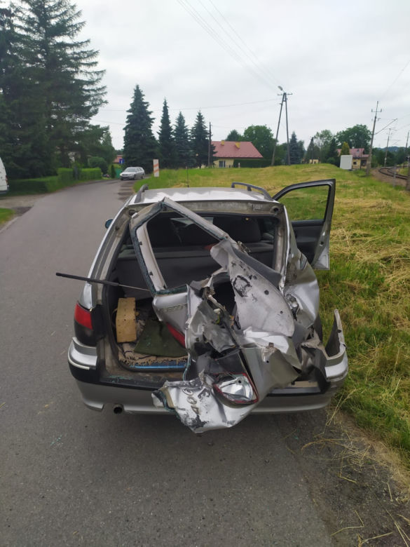 Groźny wypadek na przejeździe kolejowym w Łowczówku