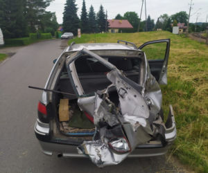 Groźny wypadek na przejeździe kolejowym w Łowczówku
