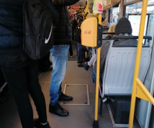 Tłok w autobusach i tramwajach w Warszawie