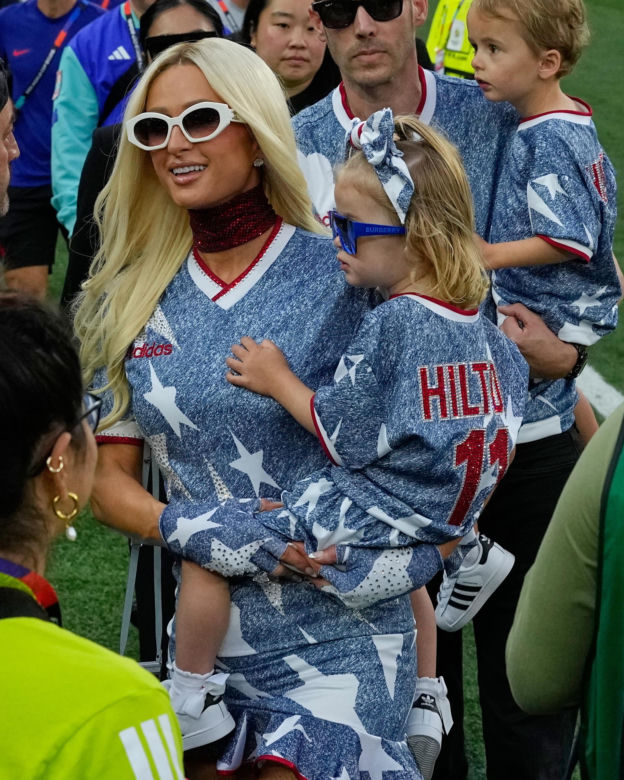 Paris Hilton z dziećmi w dopasowanych stylizacjach