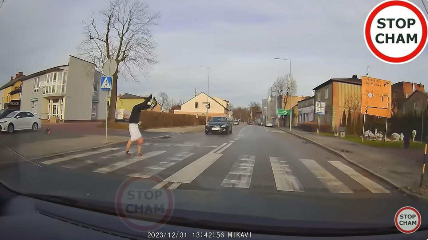 Szok. To co zrobił pieszy zaskoczyło kierowców. Na koniec były brawa.