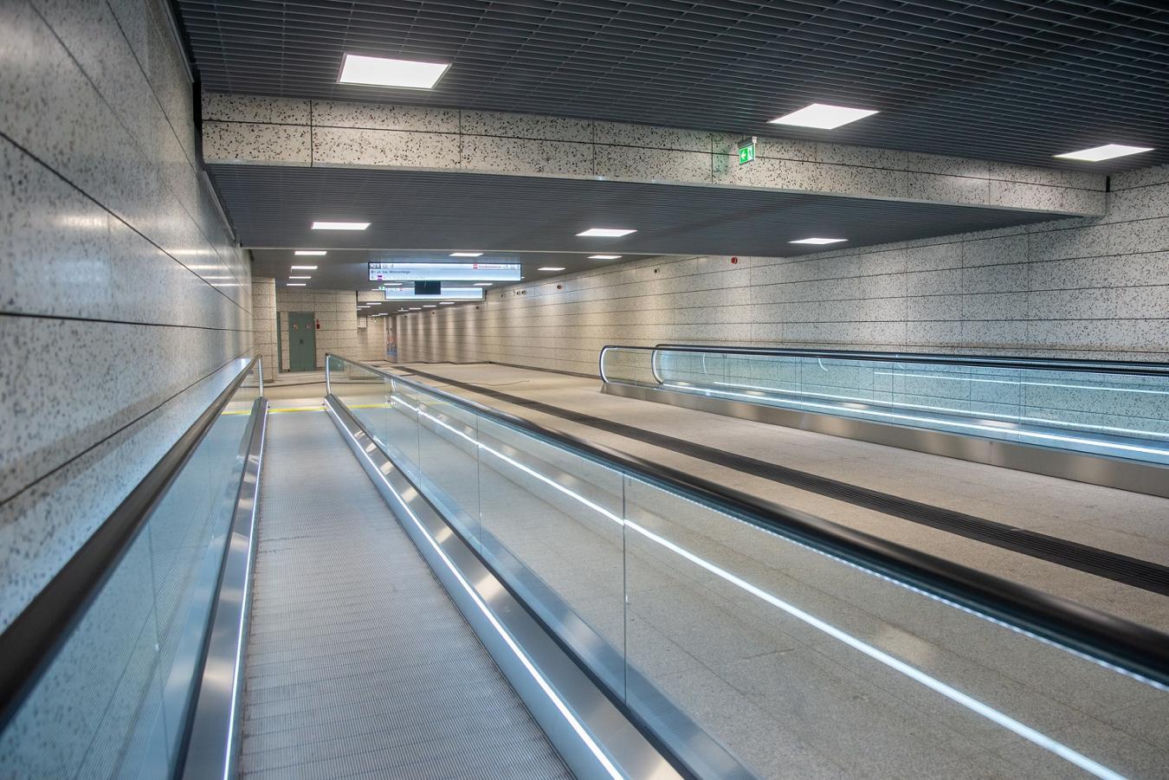 Ruchome chodniki na stacji metra Kondratowicza, linia M2