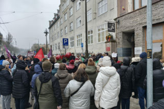 Chcą przywrócenia swoich zarobków. Protest pod gorzowskim magistratem