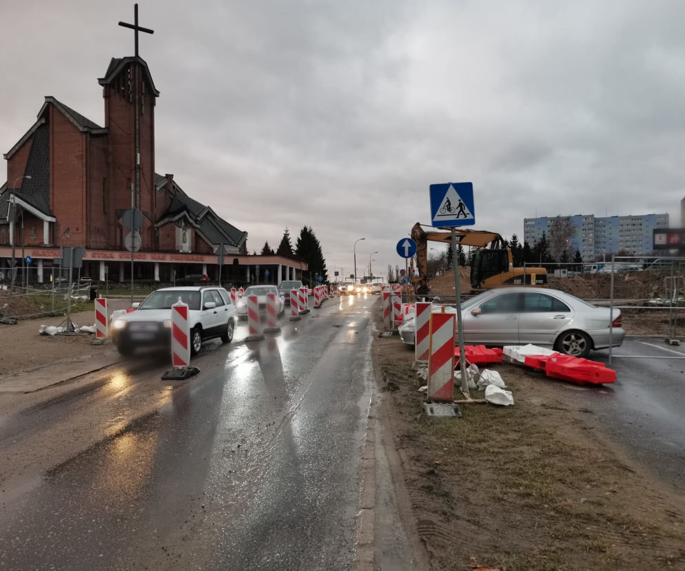 Potrącenie przy skrzyżowaniu ul. Wyszyńskiego-Żołnierska. Mężczyzna trafił do szpitala [FOTO]