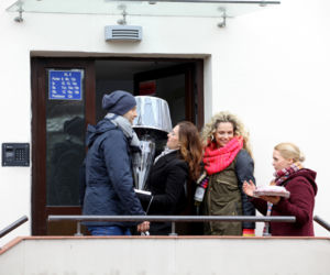 Przyjaciółki 3 sezon odcinek 33. Zuza (Anita Sokołowska), Patrycja (Joanna Liszowska), Anka (Magdalena Stużyńska), Szymon (Filip Bobek)
