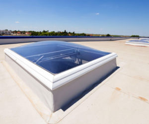 Montaż okna w dachu płaskim. Rodzaje i charakterystyka okien