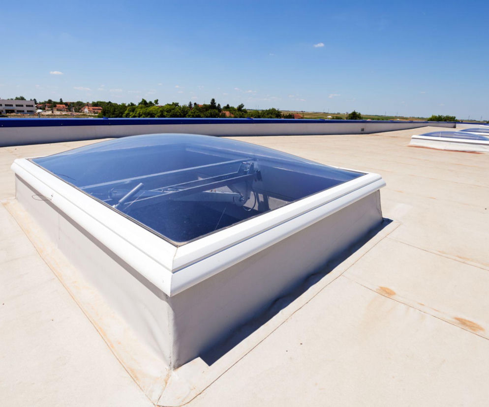 Montaż okna w dachu płaskim. Rodzaje i charakterystyka okien.