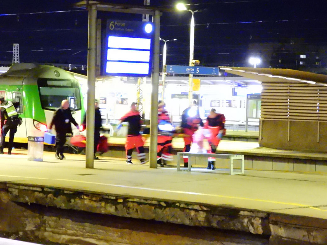 Młody mężczyzna wpadł między peron a pociąg w Warszawie. Został zmiażdżony