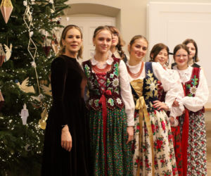 W Pałacu Prezydenckim już święta. Marta Nawrocka z rodziną ubierała choinkę