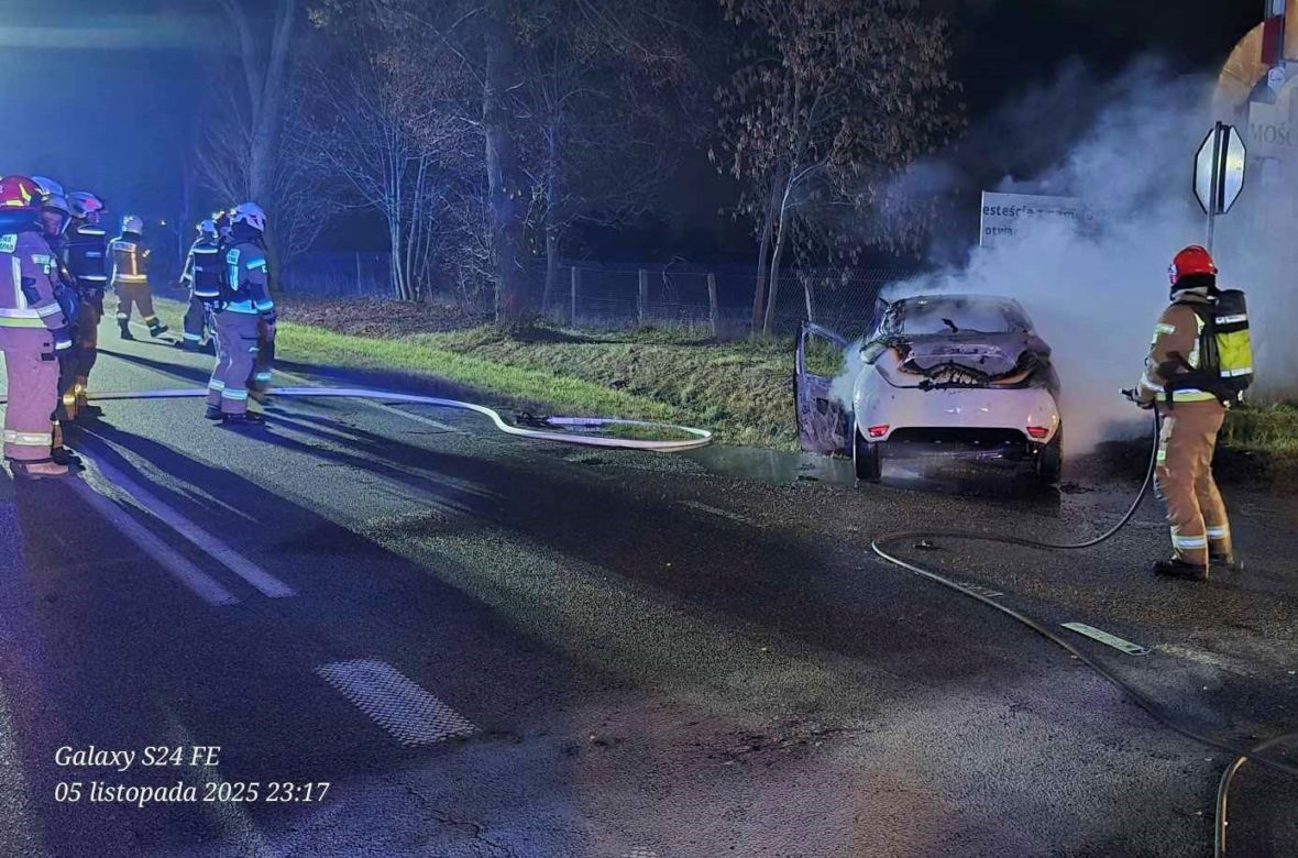 Na DK 63 auto stanęło w płomieniach po zderzeniu z innym samochodem