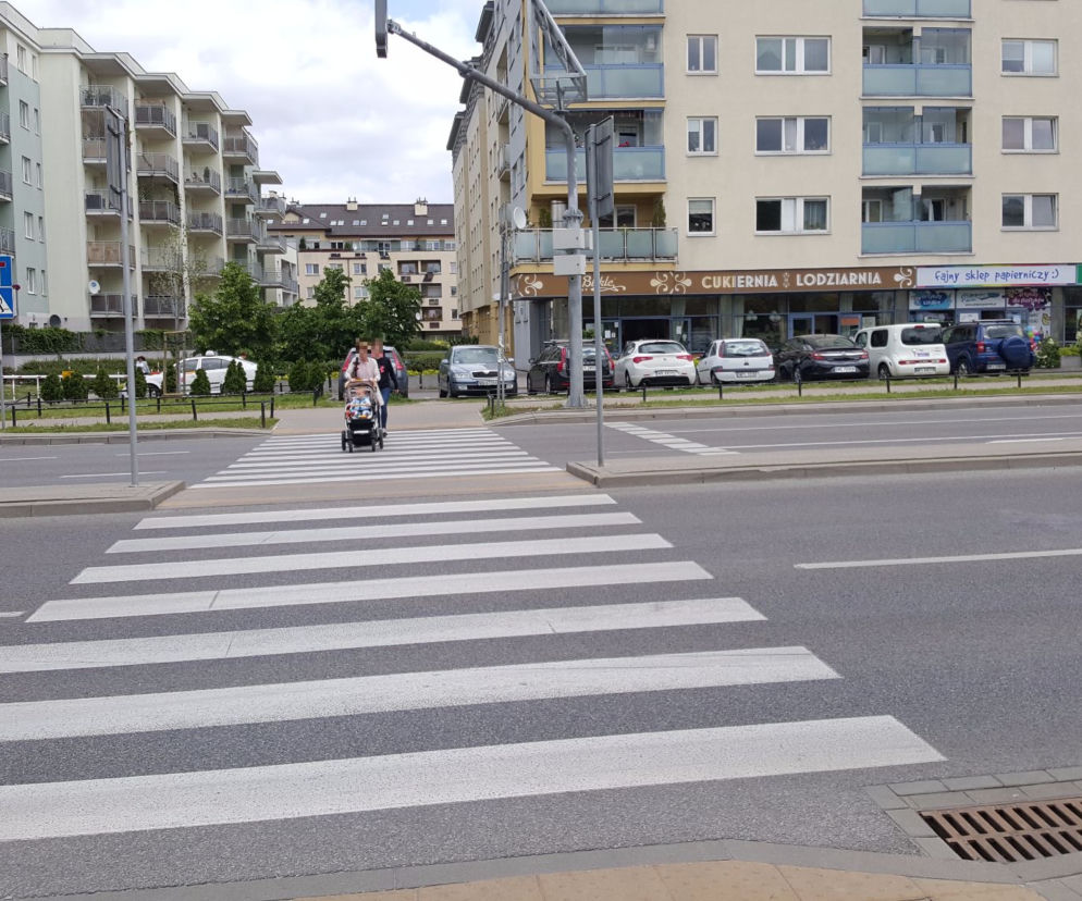 Przejście dla pieszych w alei KEN przy ul. Telekiego. Czarny punkt na mapie Warszawy