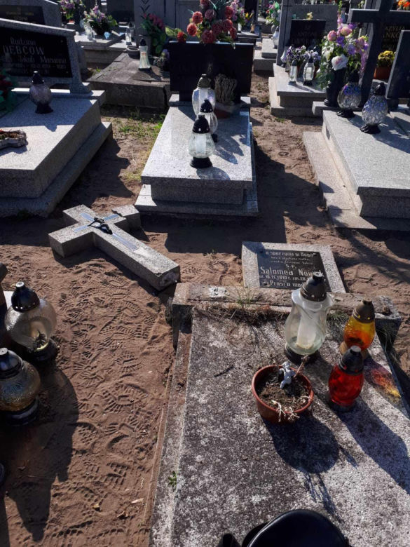 Ogromny krzyż przygniótł 5-letnią Marysię i wciąż nikt go nie usunął! Ksiądz wyjaśnia: "Tak robi się na wszystkich cmentarzach"