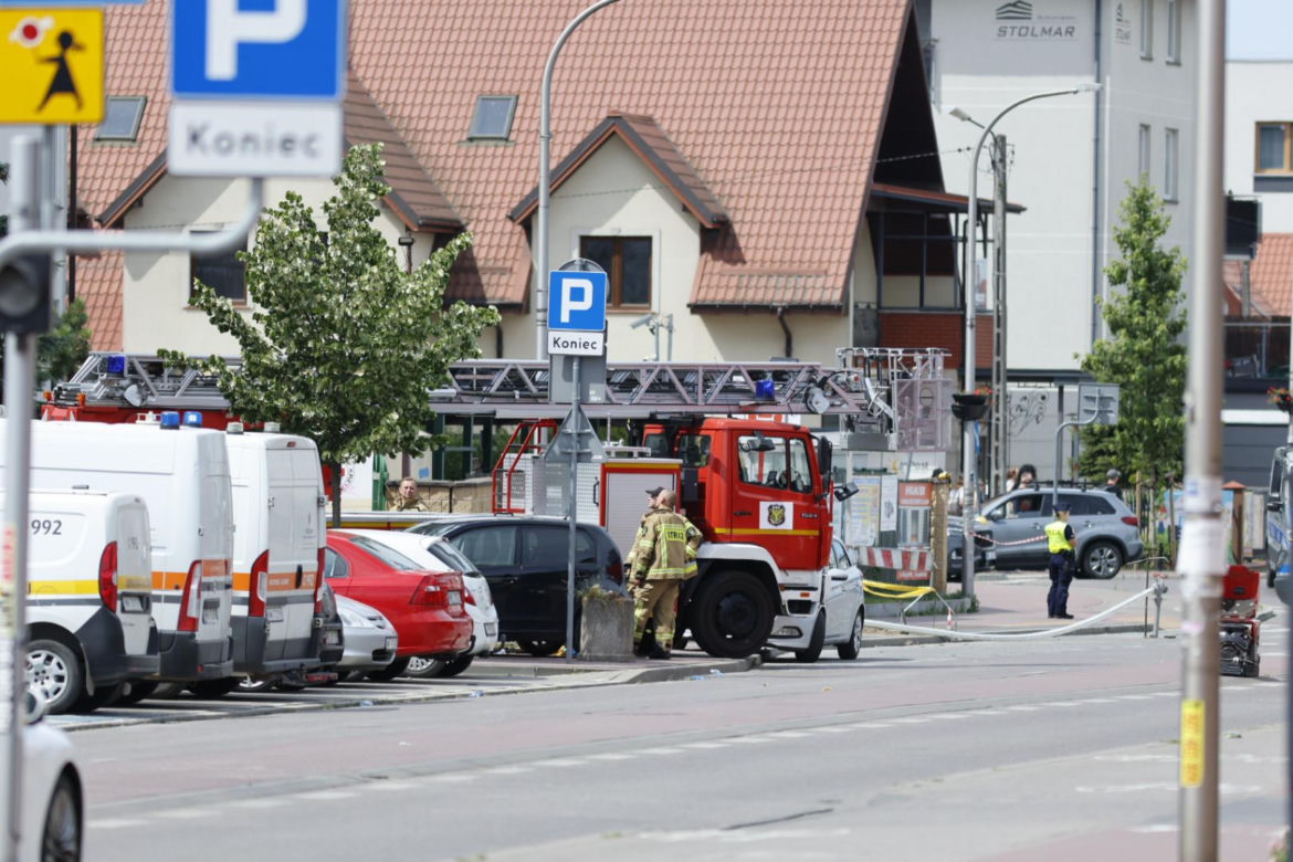 Blok przy ul. Powstańców w Ząbkach po pożarze