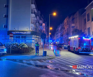 Nocny pożar na ul. Sowińskiego w Tarnowie. Ewakuowano 27 osób