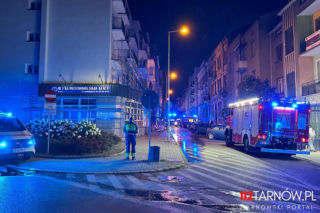 Nocny pożar na ul. Sowińskiego w Tarnowie. Ewakuowano 27 osób