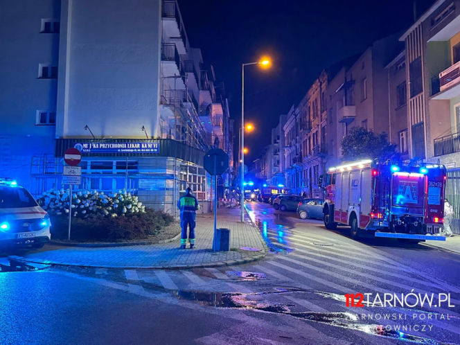 Nocny pożar na ul. Sowińskiego w Tarnowie. Ewakuowano 27 osób