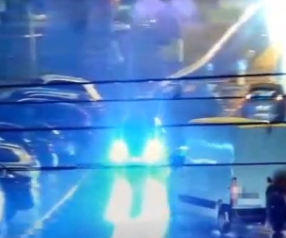 Wyszków. Ze złości chciał kopnąć w busa. Przejechało go inne auto! [WIDEO]