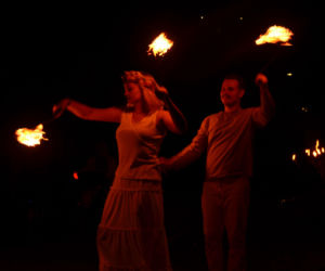 Pokaz fireshow w wykonaniu tancerzy i tancerek Teatru Ognia „Mantra” z Makowa Mazowieckiego