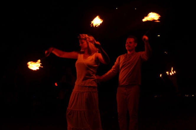 Pokaz fireshow w wykonaniu tancerzy i tancerek Teatru Ognia „Mantra” z Makowa Mazowieckiego