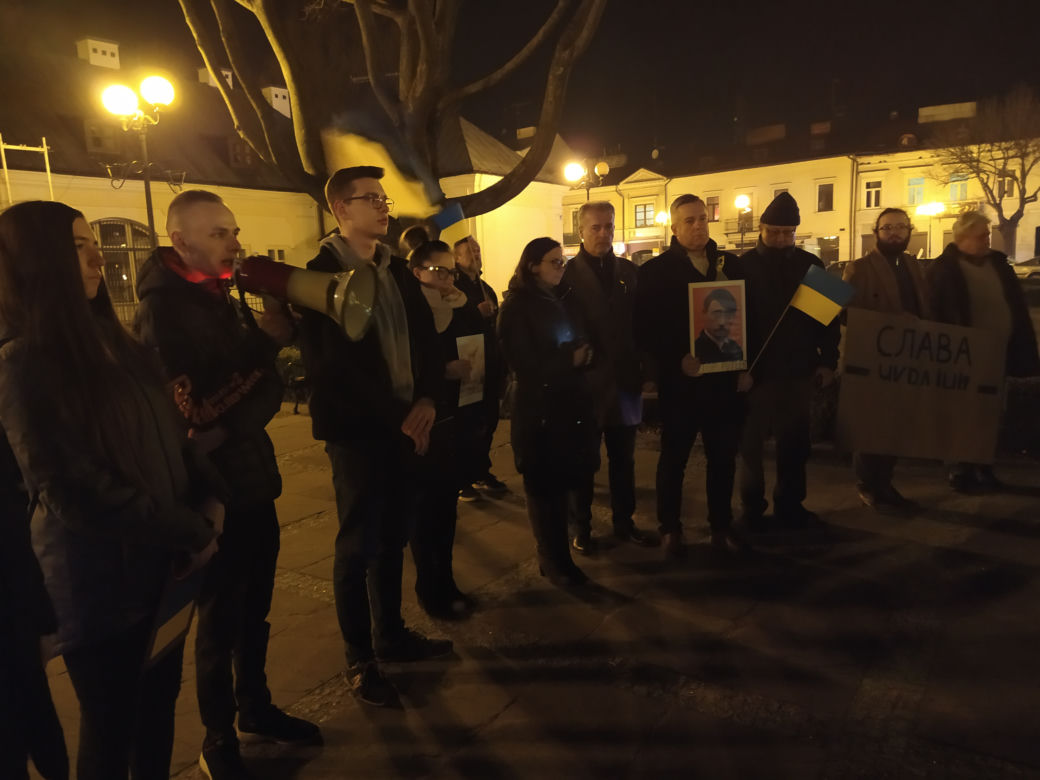 Siedlczanie okazali swoje poparcie dla Ukrainy w wojnie z Rosją – pokojowa demonstracja solidarnościowa w Siedlcach