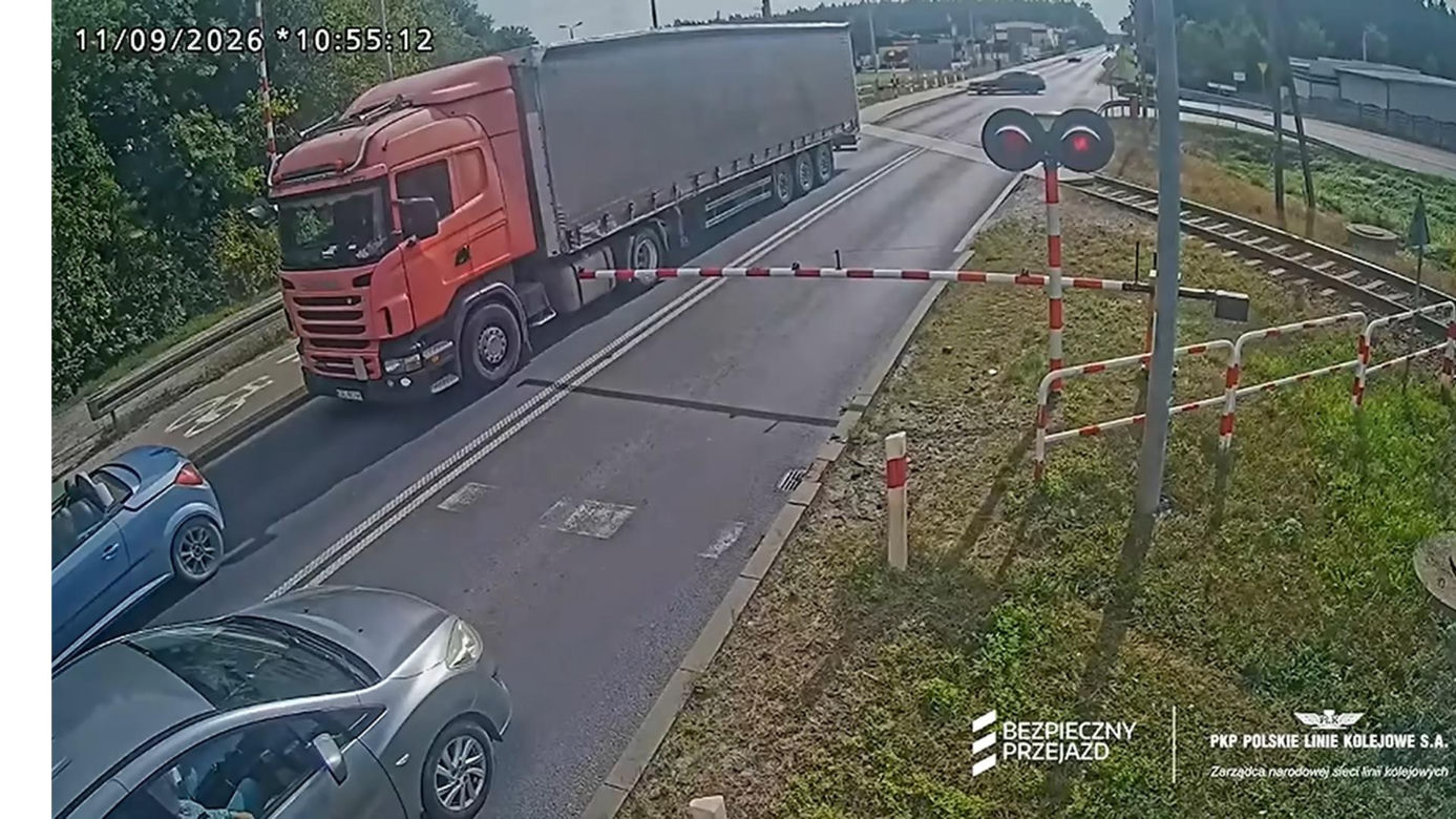 O krok od tragedii na przejeździe. Ciężarówka utknęła między rogatkami