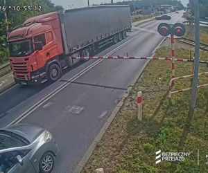 O krok od tragedii na przejeździe. Ciężarówka utknęła między rogatkami
