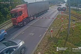 O krok od tragedii na przejeździe. Ciężarówka utknęła między rogatkami