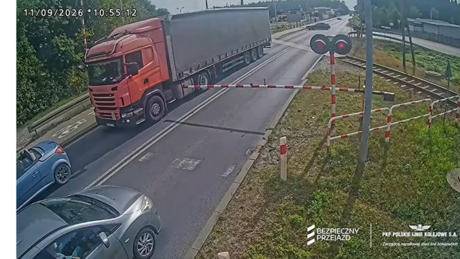 O krok od tragedii na przejeździe. Ciężarówka utknęła między rogatkami