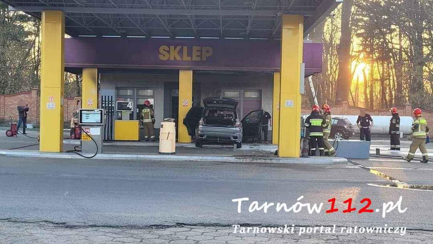 Tarnów. Ogromny pożar na stacji paliw. 47-latek z bmw staranował dystrybutory [ZDJĘCIA]