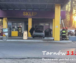 Tarnów. Ogromny pożar na stacji paliw. 47-latek z bmw staranował dystrybutory [ZDJĘCIA]
