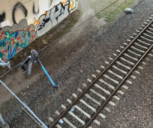  SZOK! Nad przejeżdżającymi pociągami wisiała hulajnoga. Takiego przypadku na kolei jeszcze nie było