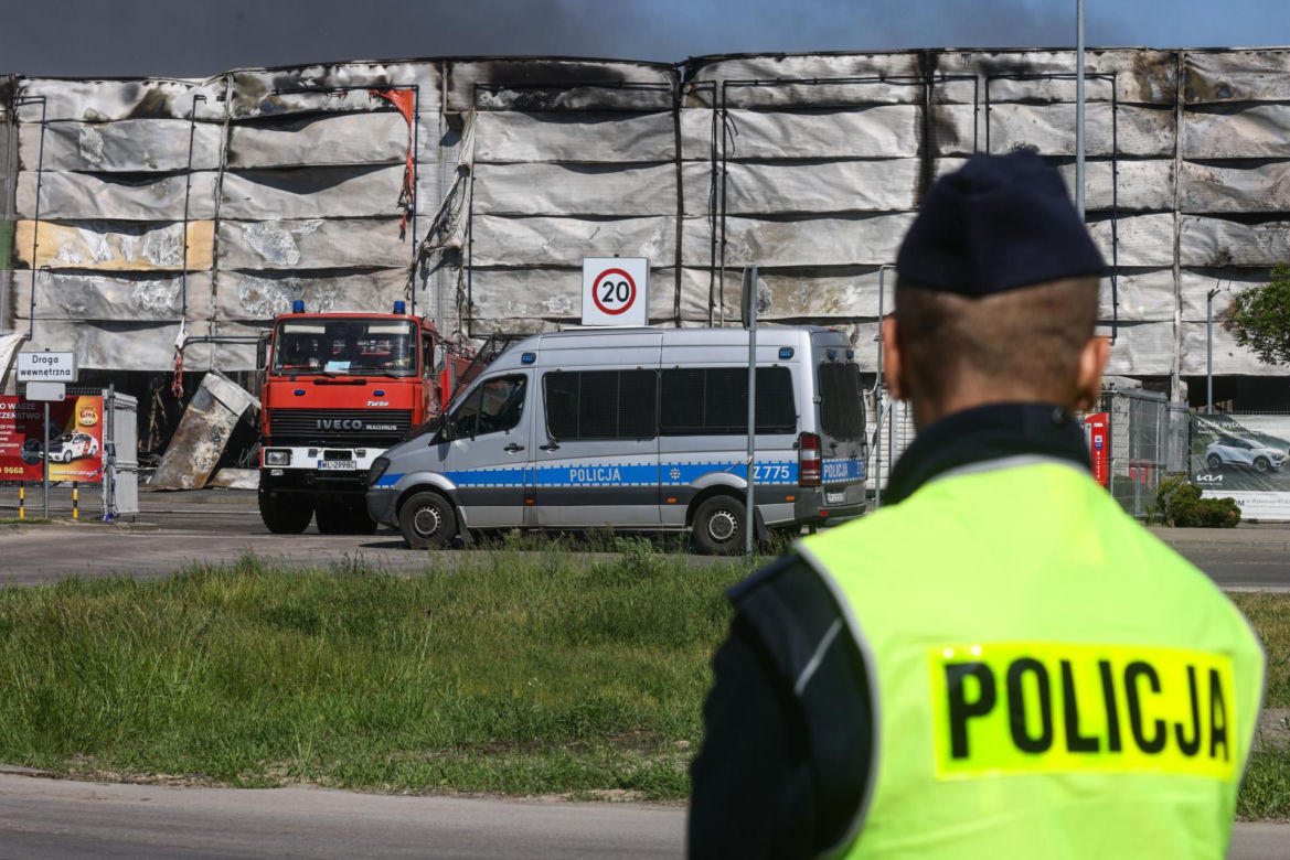 Pożar na Marywilskiej 44. Nieznana osoba z bronią wdarła się na teren centrum 