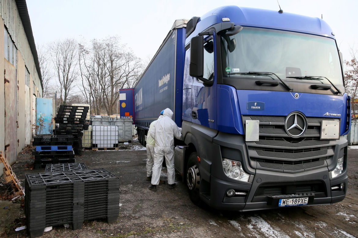 Wywożą śmieci z Targówka. 360 ton odpadów zalegało na działce przy ul. Odrowąża